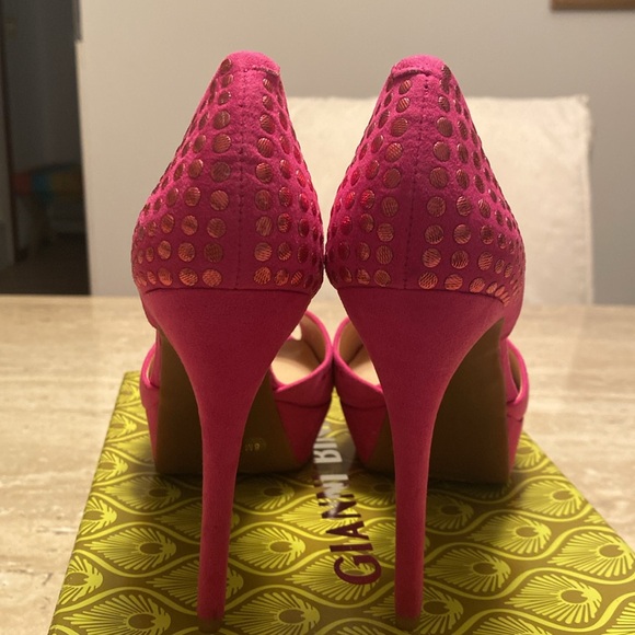 NWB Fucsia Flame Color Gianni Bini 4 1/2” heel, see photos below, never worn. - Picture 8 of 9